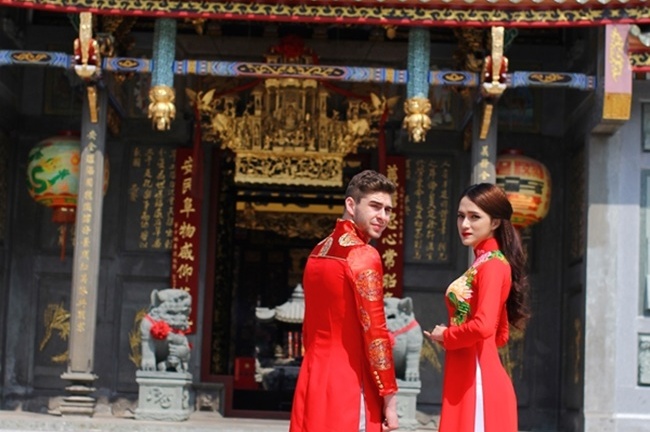 Hương Giang Idol khoe nét thục nữ khi đi chùa với bạn nhảy